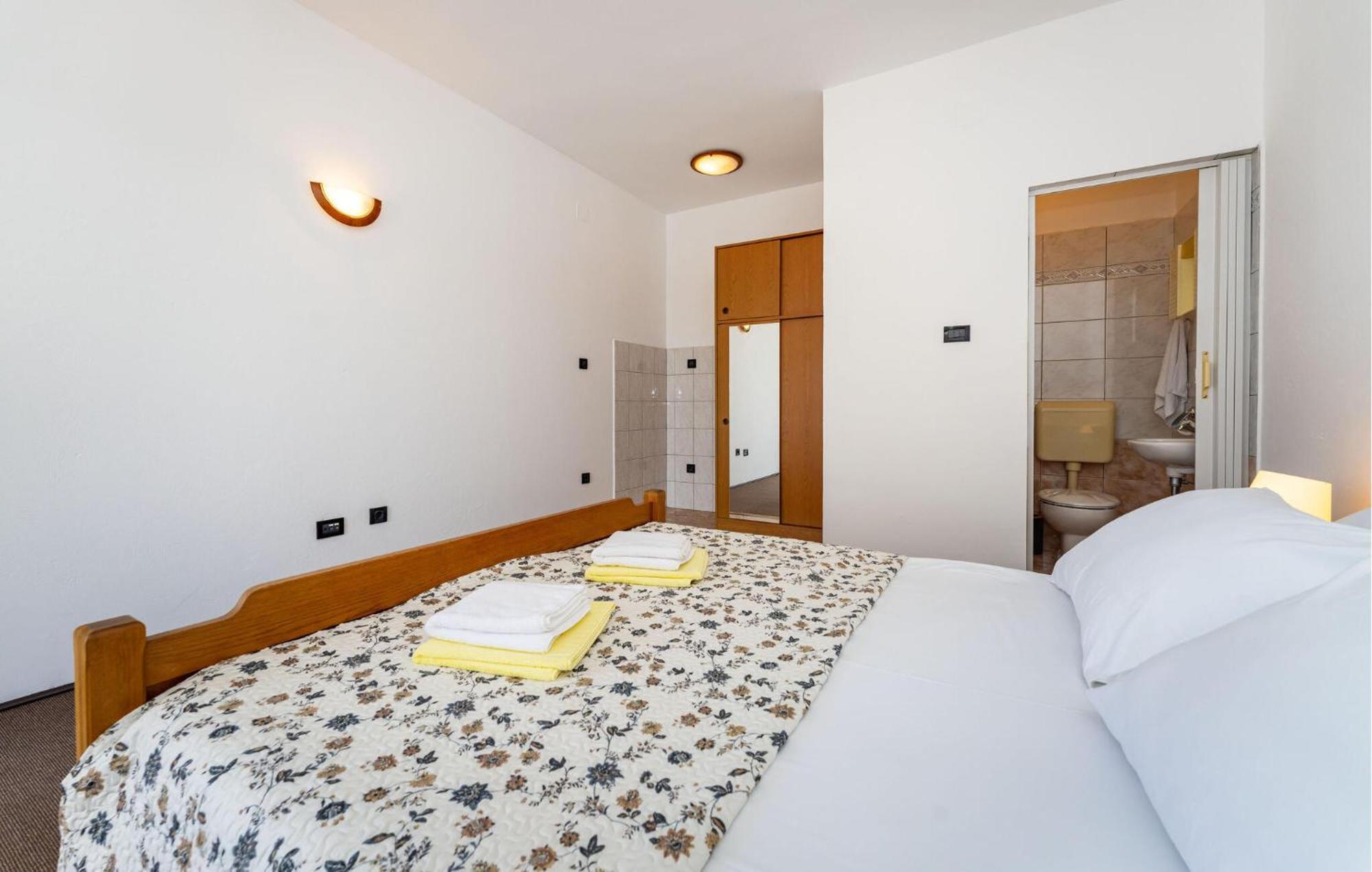 Beautiful Apartment In Galovac With Kitchen Eksteriør bilde