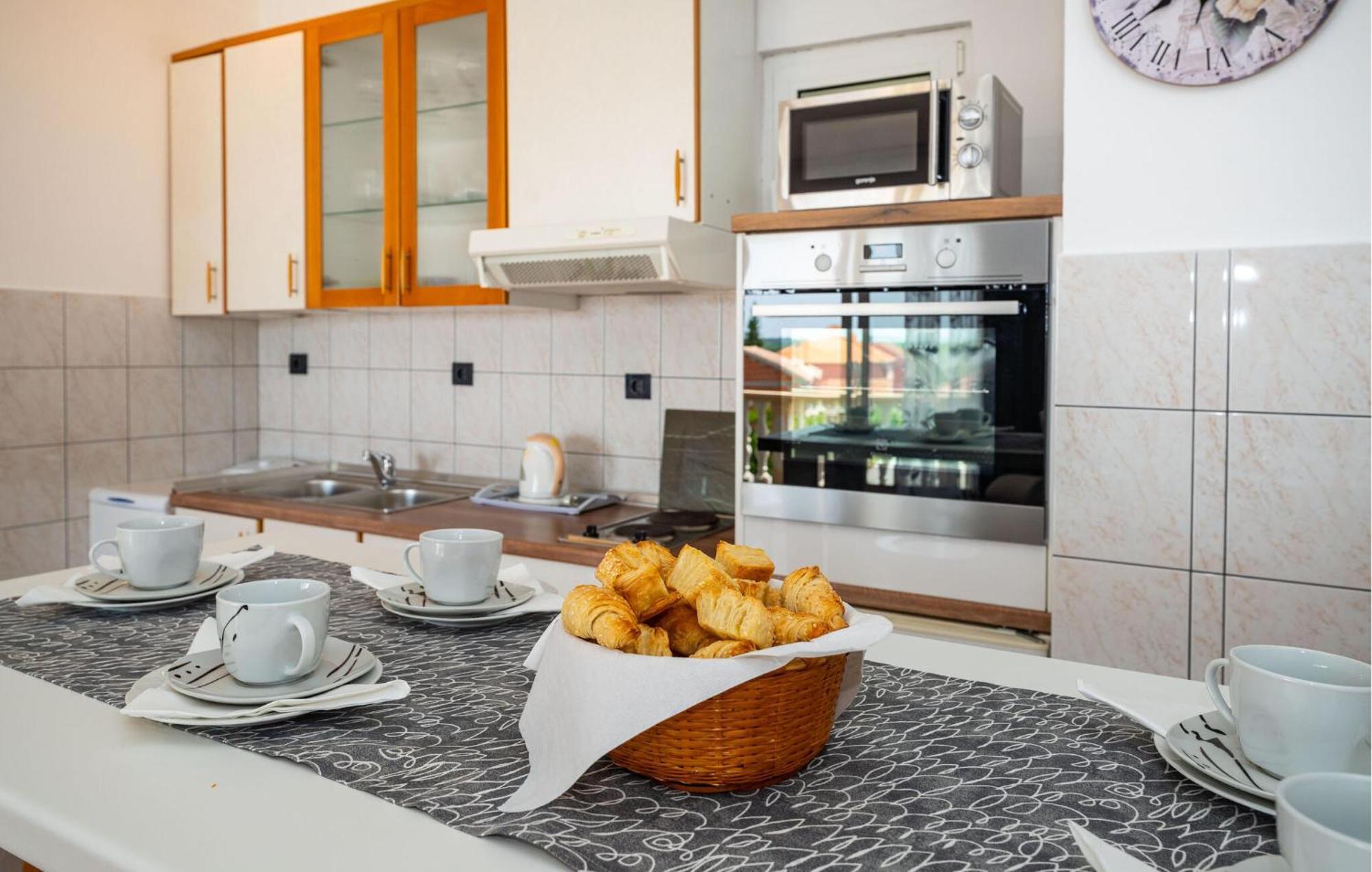 Beautiful Apartment In Galovac With Kitchen Eksteriør bilde