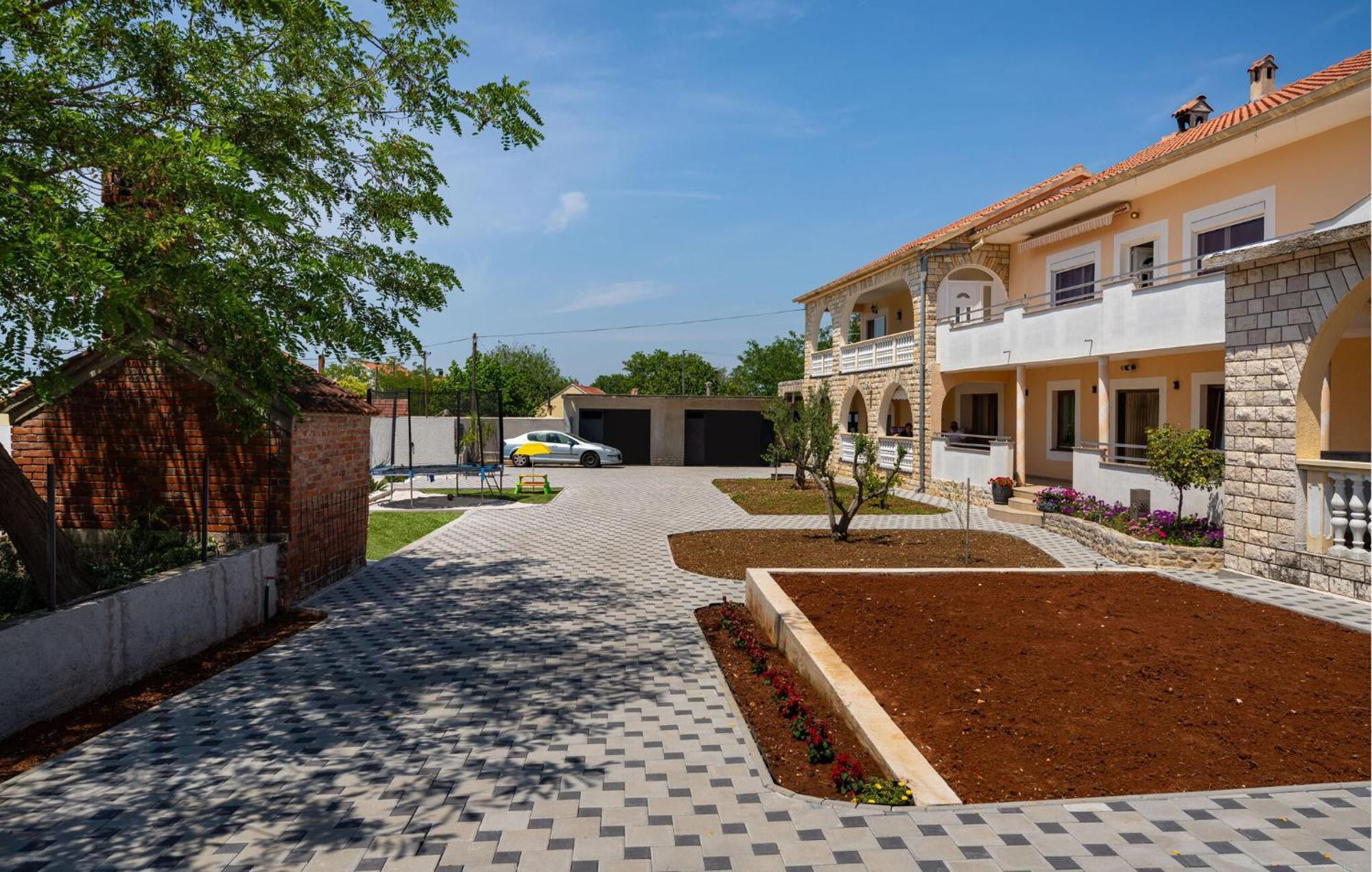 Beautiful Apartment In Galovac With Kitchen Eksteriør bilde